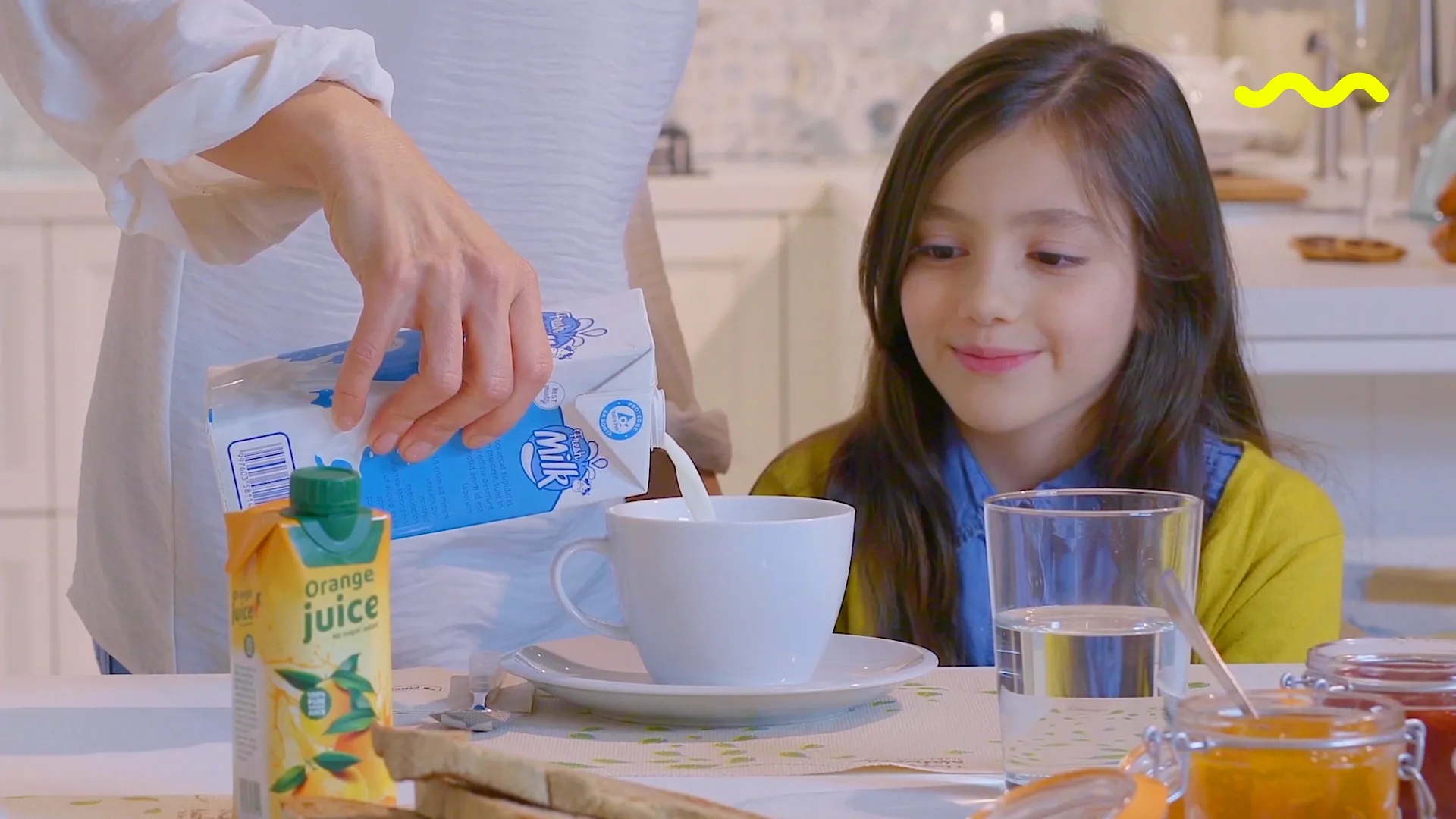 Tetrapak Sempre no Amarelo — video still of a girl at breakfast as milk is poured from a carton