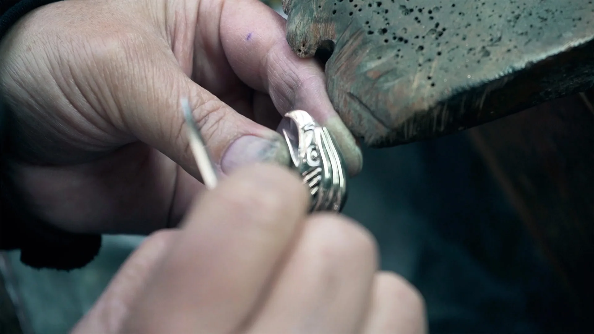Leitão & Irmão – Benfica 118 Anos — close-up video still of hands engraving a silver ring