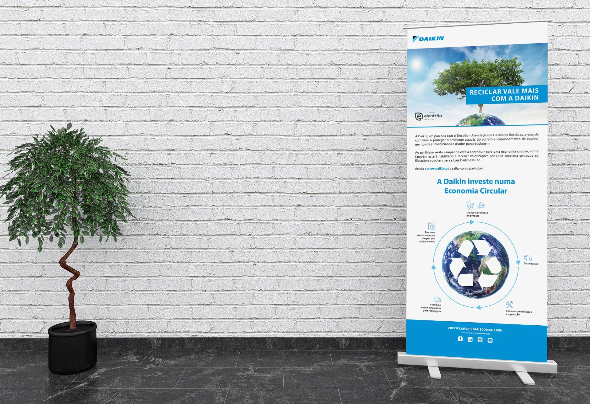 Reciclar vale mais — Daikin roll-up banner about the circular economy beside a potted plant